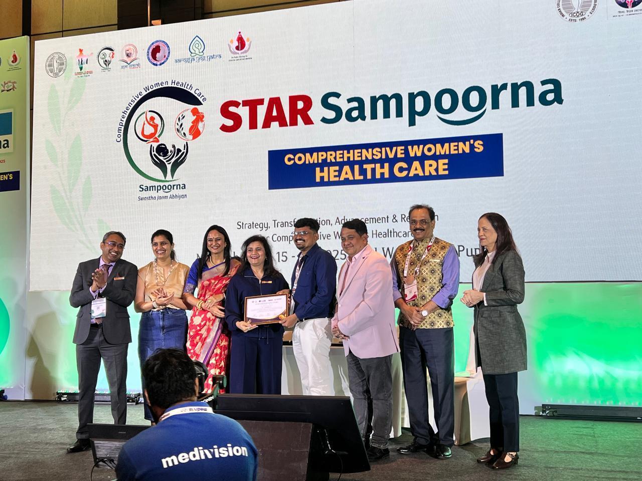 Dr. Mahendra G receiving FOGSI-IAGE Star Eagle Award 2025 on stage